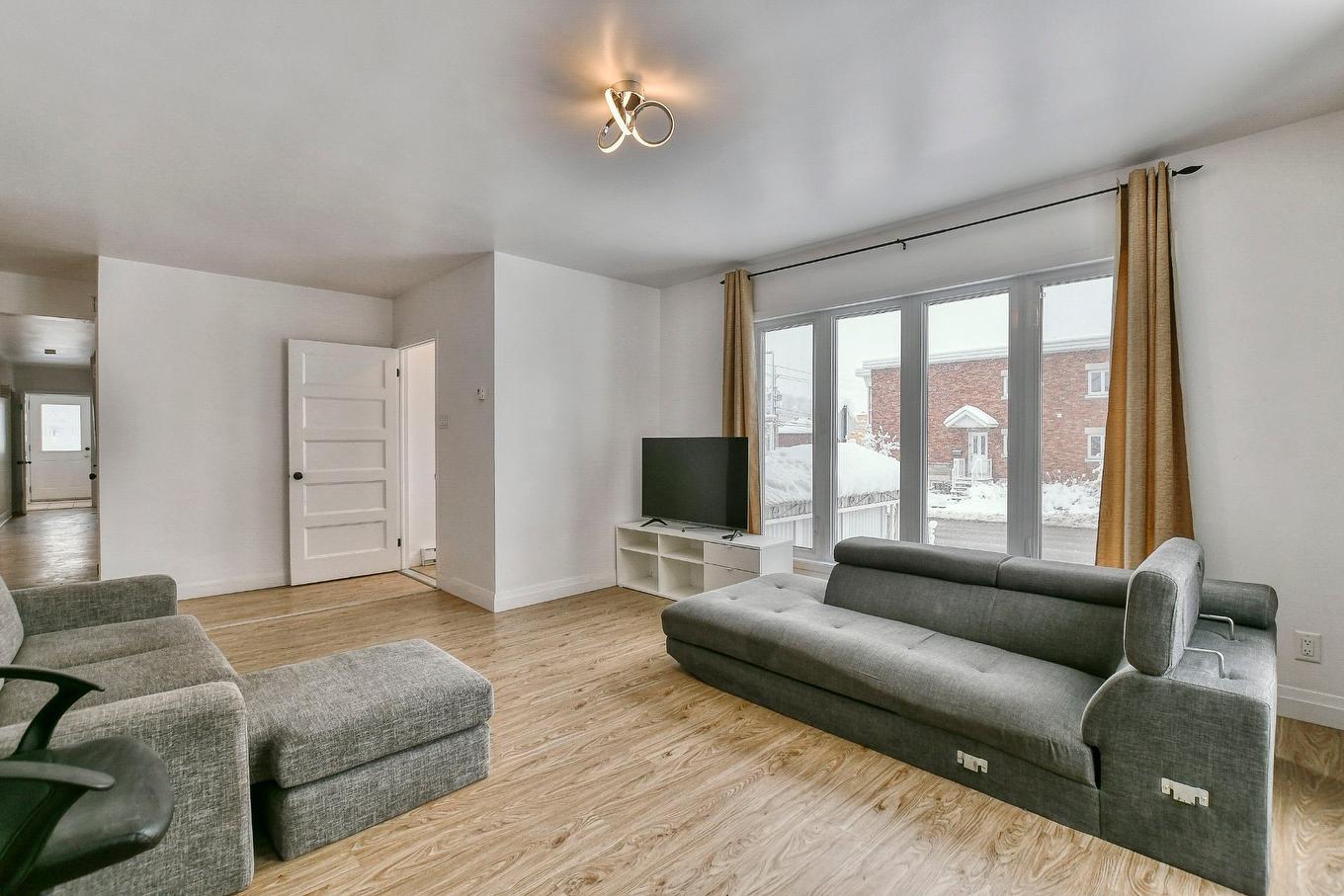 Living room - 378 - 380 Rue Gauthier, Saint-Jérôme, QC - Indoor Photo Showing Living Room