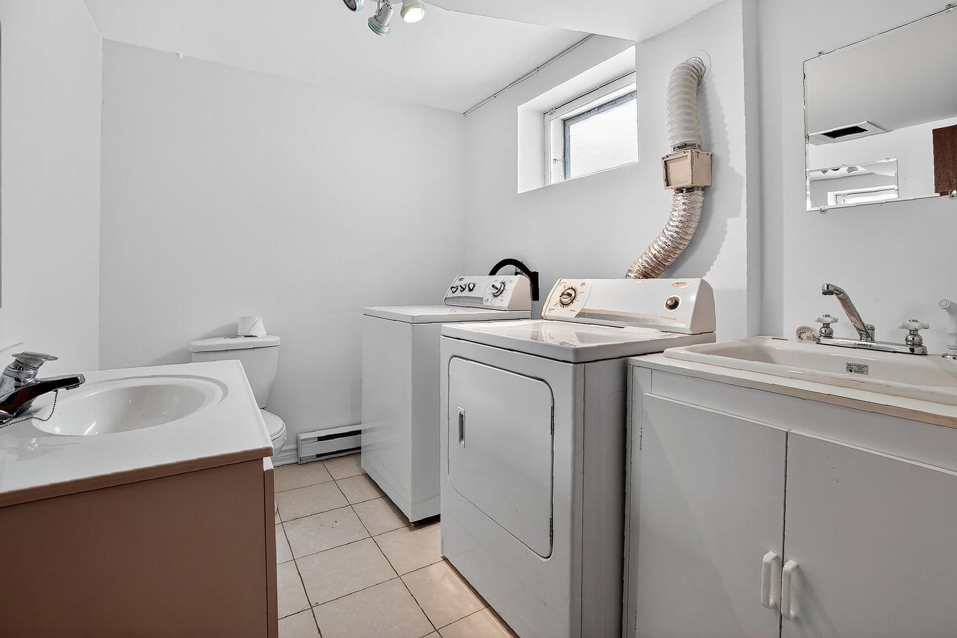 Laundry room - 420 Rue Van Horne, Saint-Bruno-De-Montarville, QC - Indoor Photo Showing Laundry Room