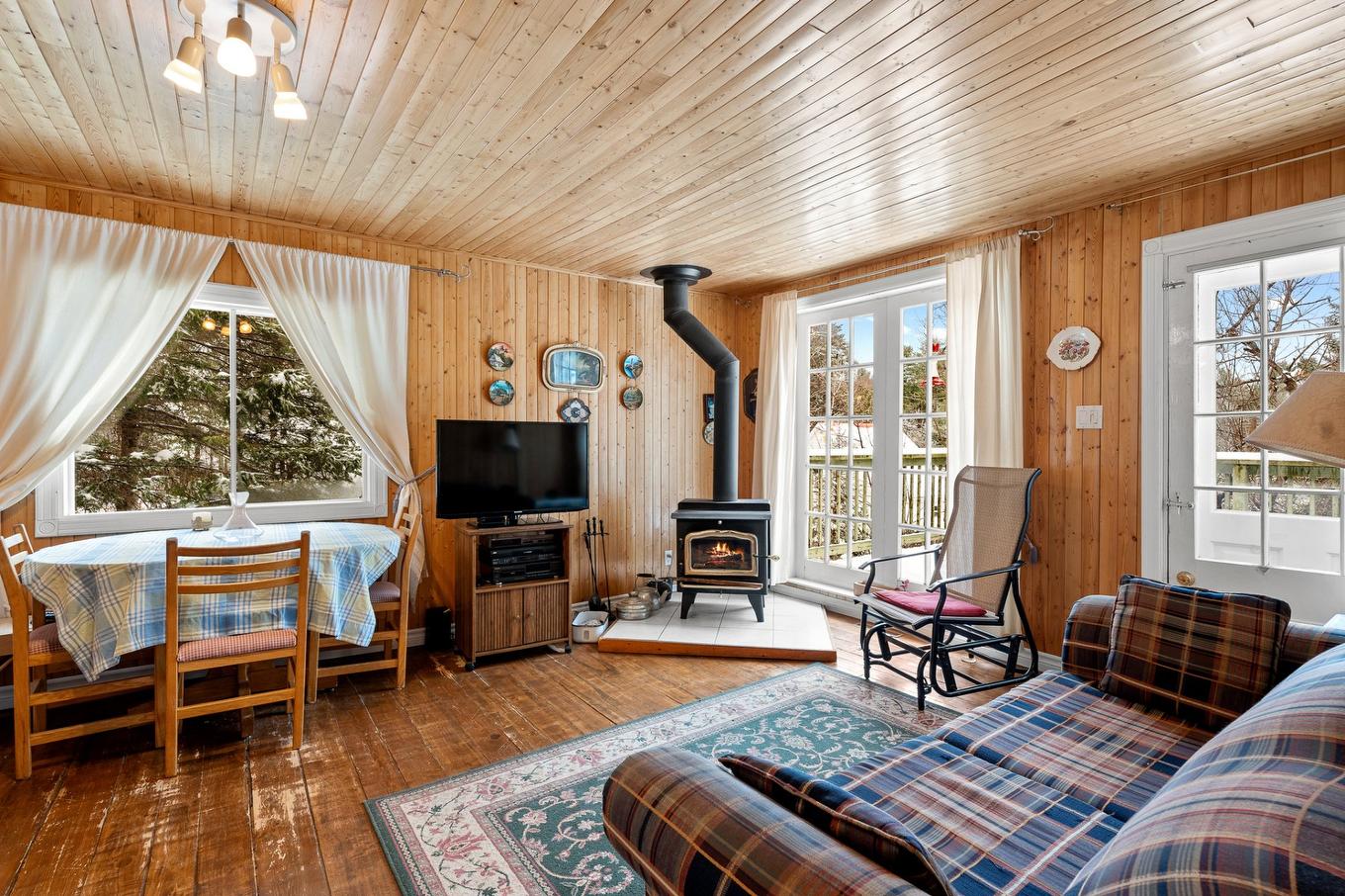 Salon - 5 Rue Du Domaine-Denis, Sainte-Marguerite-Du-Lac-Masson, QC - Indoor Photo Showing Living Room With Fireplace