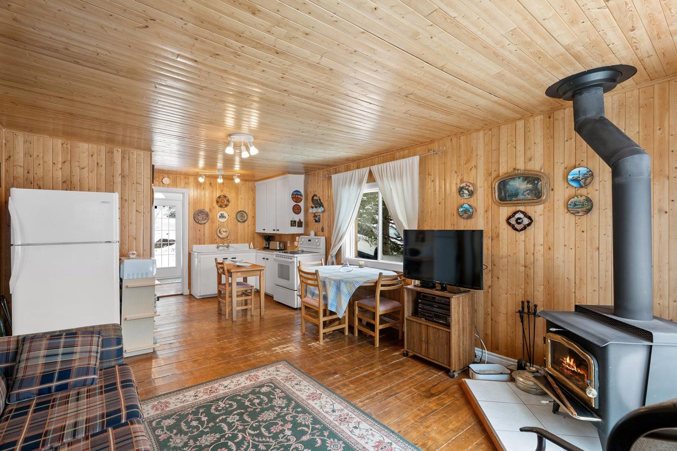 Salon - 5 Rue Du Domaine-Denis, Sainte-Marguerite-Du-Lac-Masson, QC - Indoor