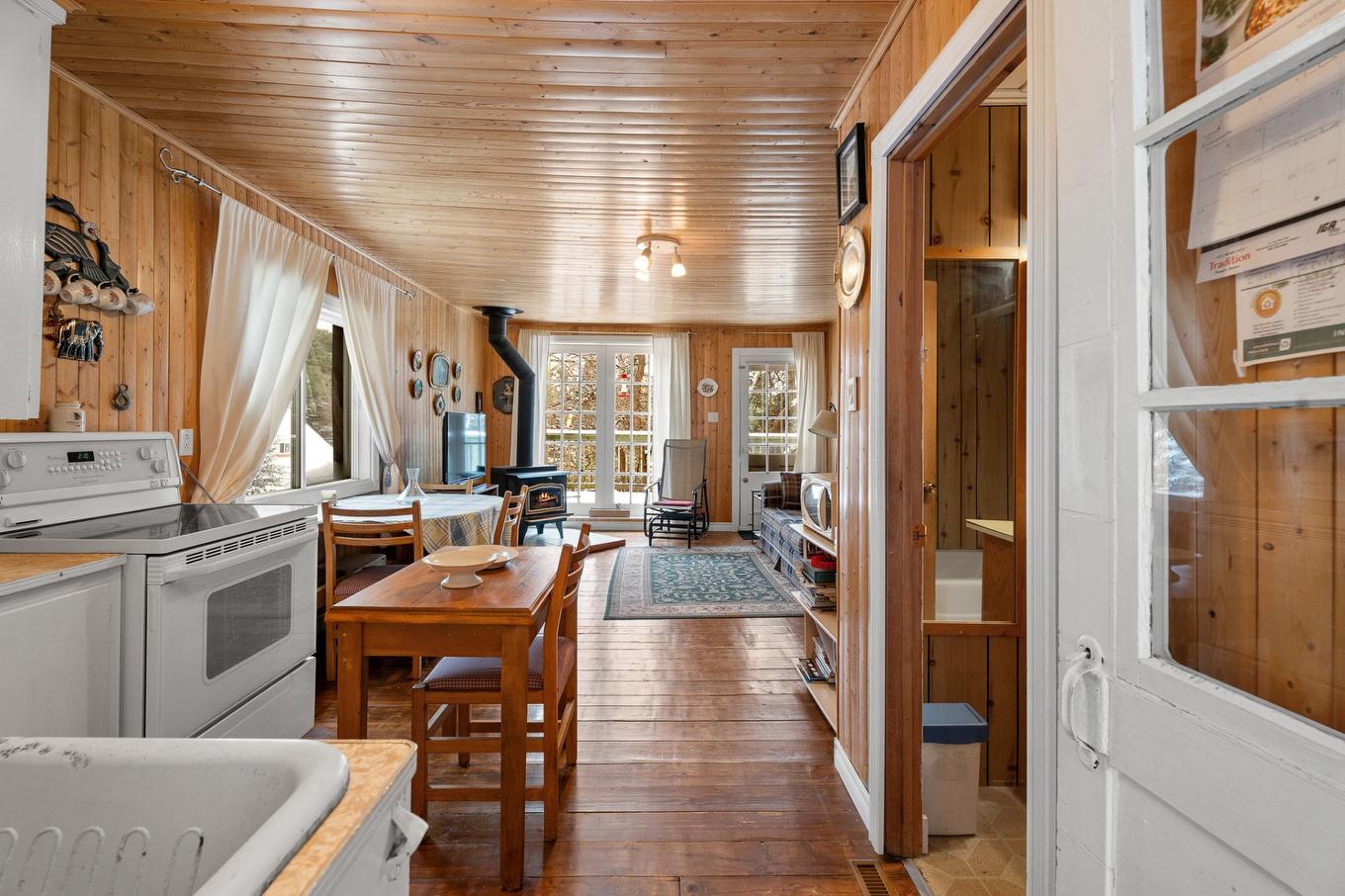 Cuisine - 5 Rue Du Domaine-Denis, Sainte-Marguerite-Du-Lac-Masson, QC - Indoor Photo Showing Other Room