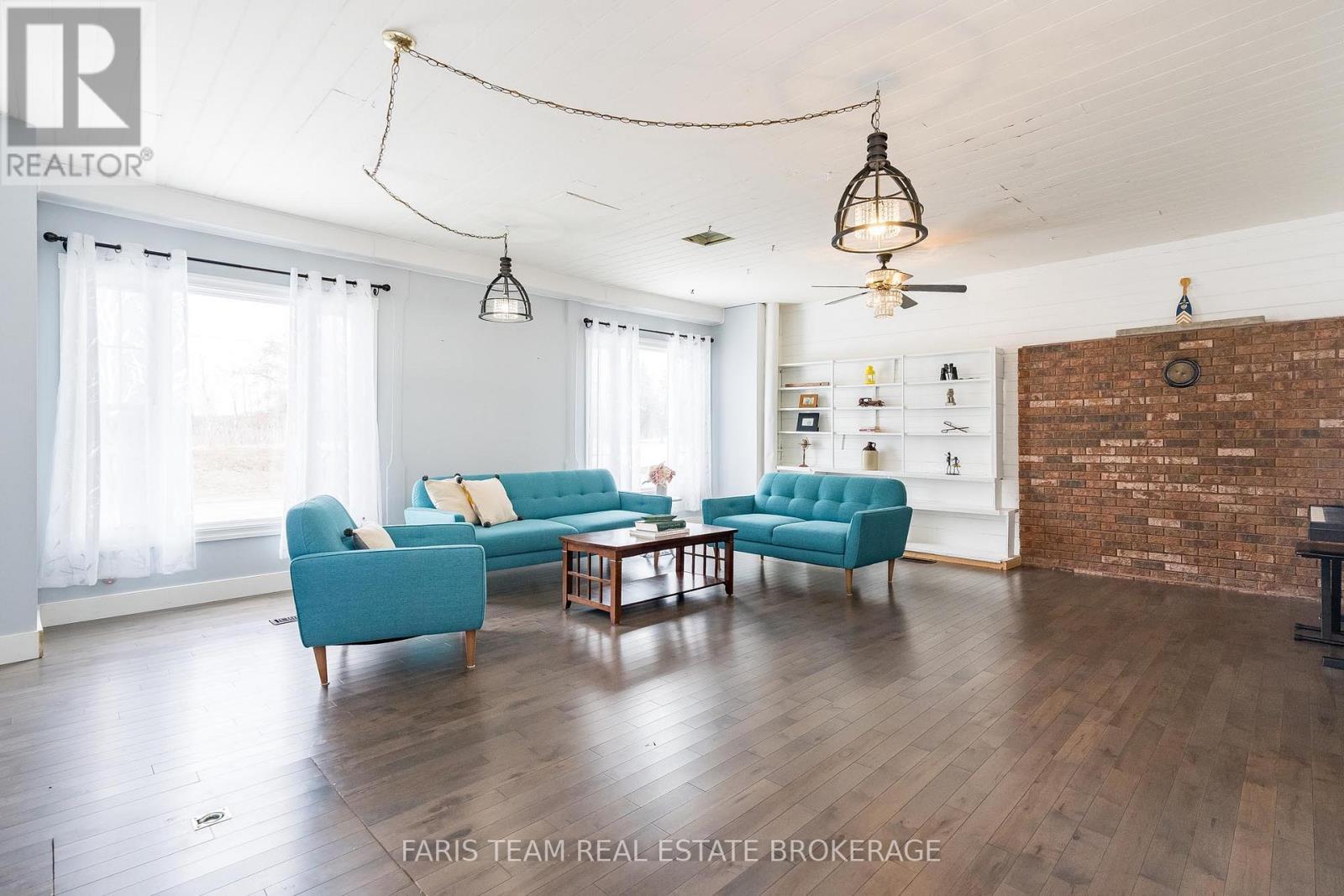 4047 Horseshoe Valley Road W, Springwater, ON - Indoor Photo Showing Living Room