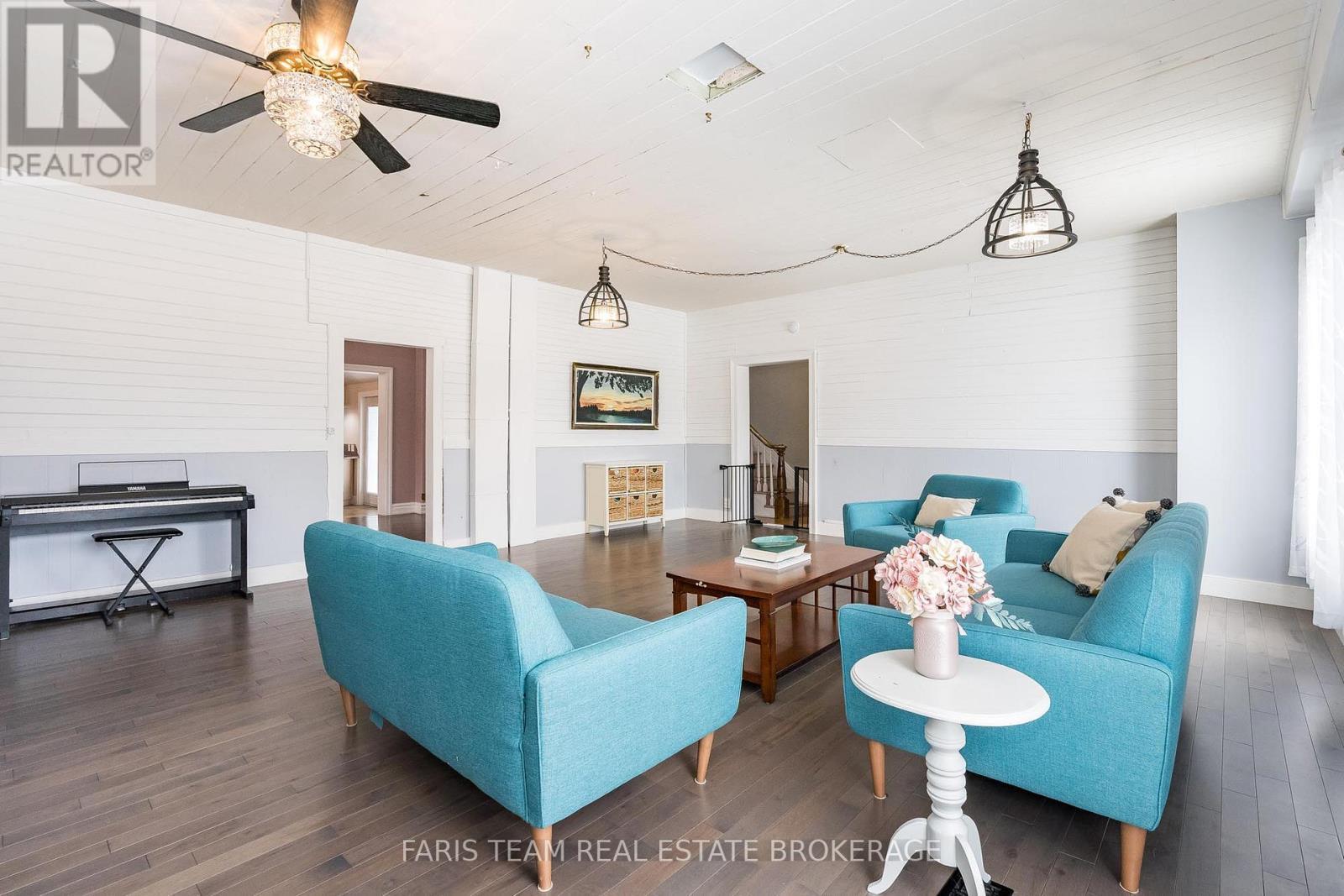 4047 Horseshoe Valley Road W, Springwater, ON - Indoor Photo Showing Living Room