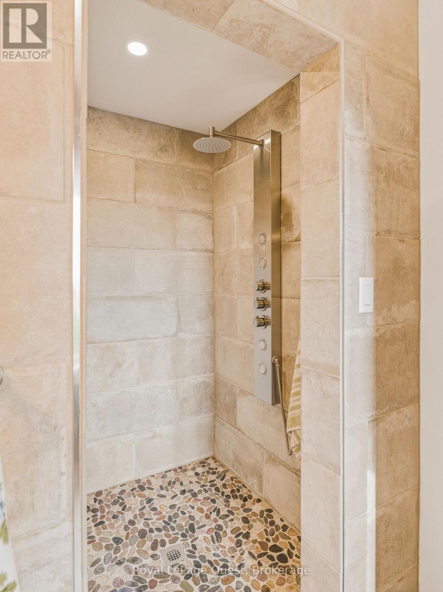 160 14 Concession W, Tiny, ON - Indoor Photo Showing Bathroom