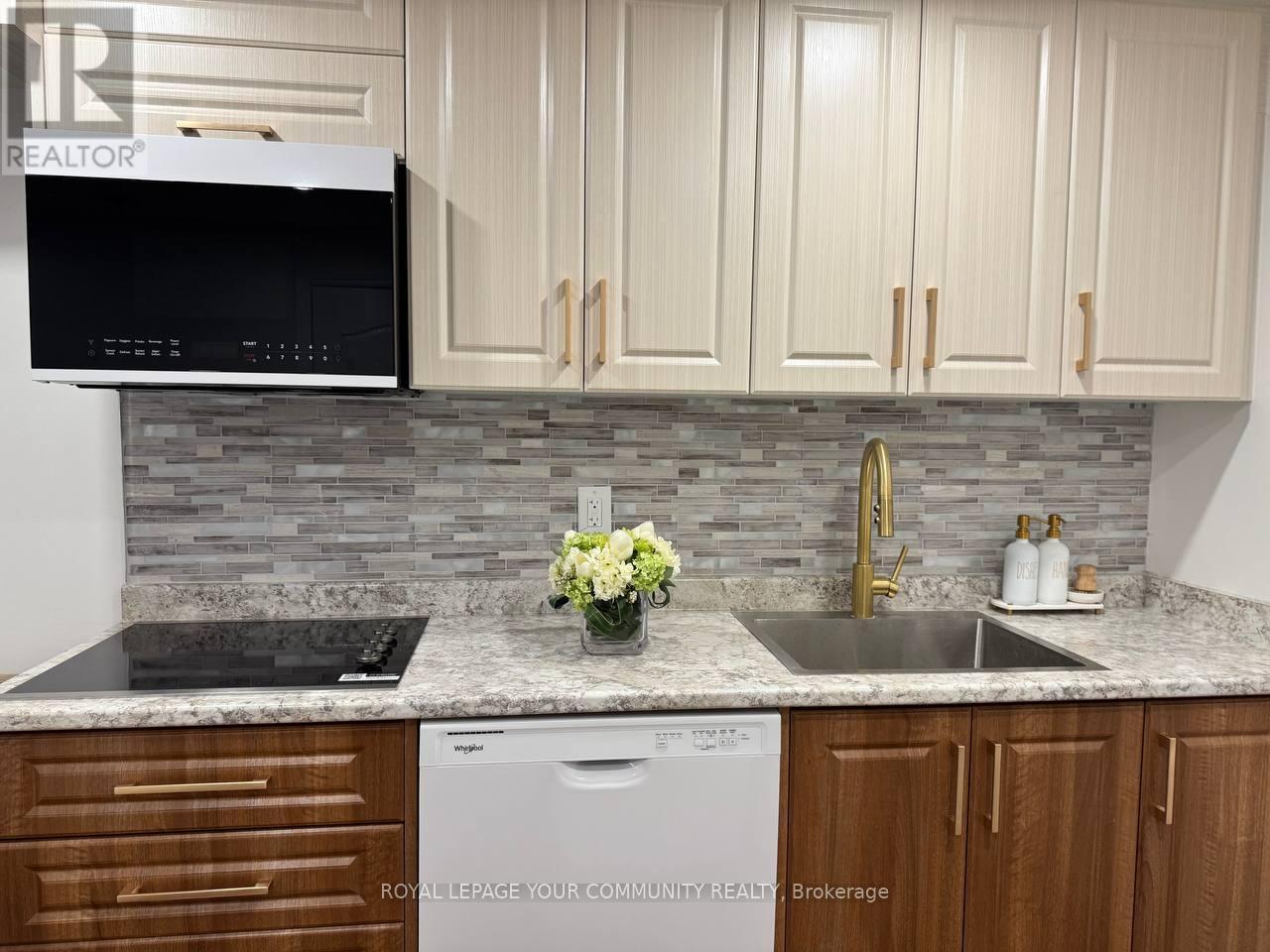 49 Chiara Drive, Vaughan, ON - Indoor Photo Showing Kitchen With Upgraded Kitchen