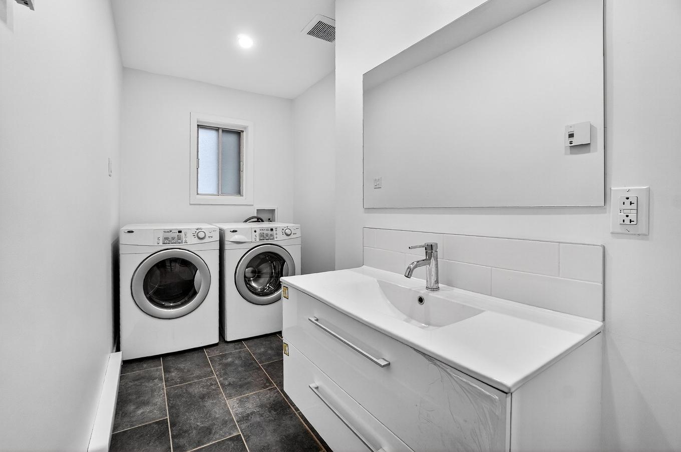 Powder room - 4 Rue Labonté, Sainte-Thérèse, QC - Indoor Photo Showing Laundry Room