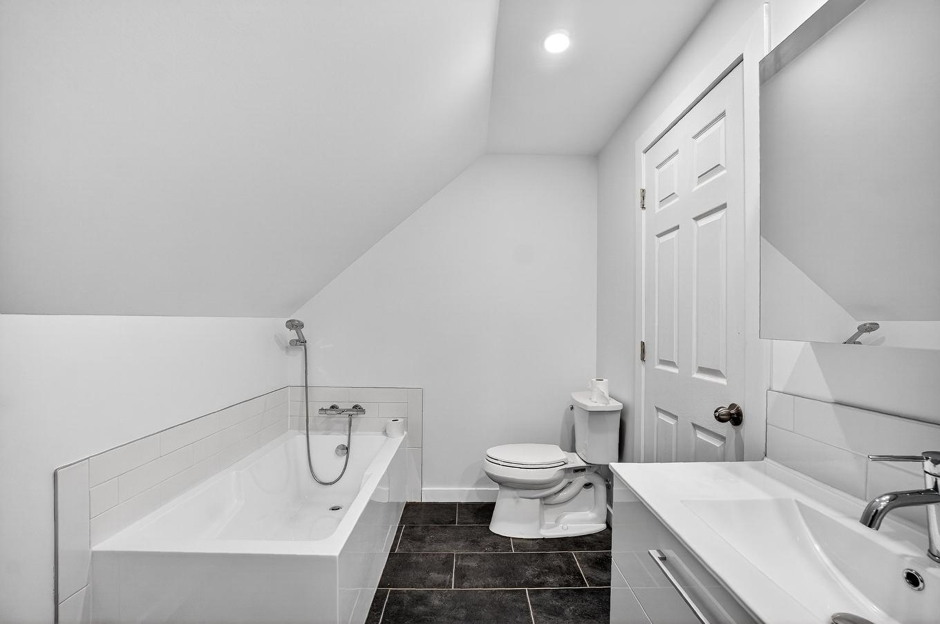 Bathroom - 4 Rue Labonté, Sainte-Thérèse, QC - Indoor Photo Showing Bathroom