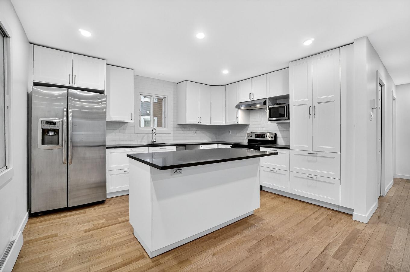 Kitchen - 4 Rue Labonté, Sainte-Thérèse, QC - Indoor Photo Showing Kitchen With Upgraded Kitchen