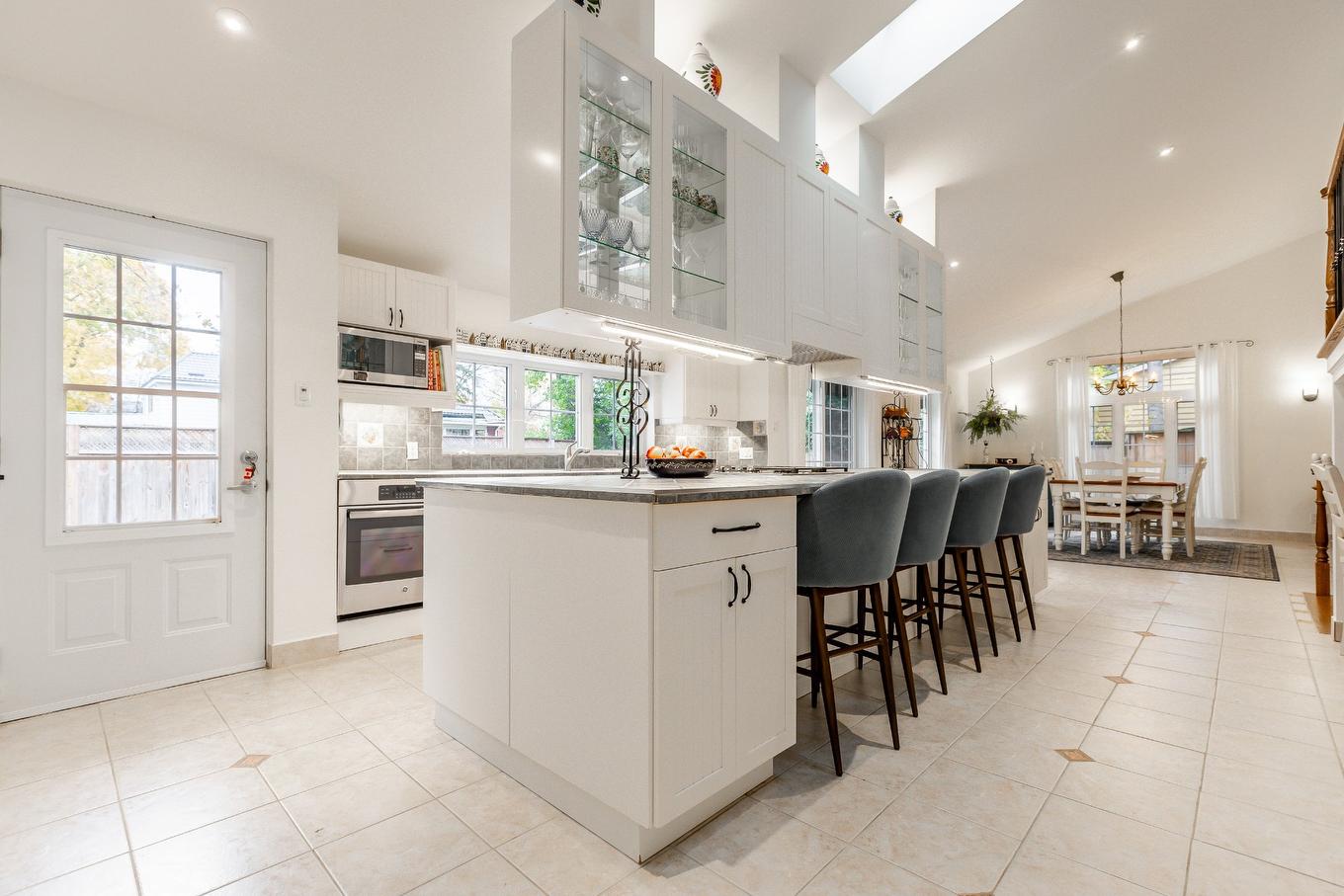Cuisine - 43 Av. Bayview, Pointe-Claire, QC - Indoor Photo Showing Kitchen With Upgraded Kitchen