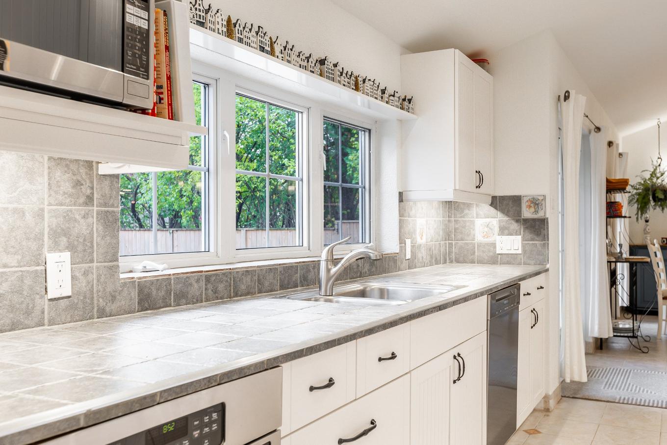 Cuisine - 43 Av. Bayview, Pointe-Claire, QC - Indoor Photo Showing Kitchen With Double Sink