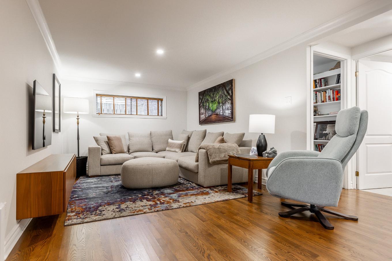 Salle familiale - 43 Av. Bayview, Pointe-Claire, QC - Indoor