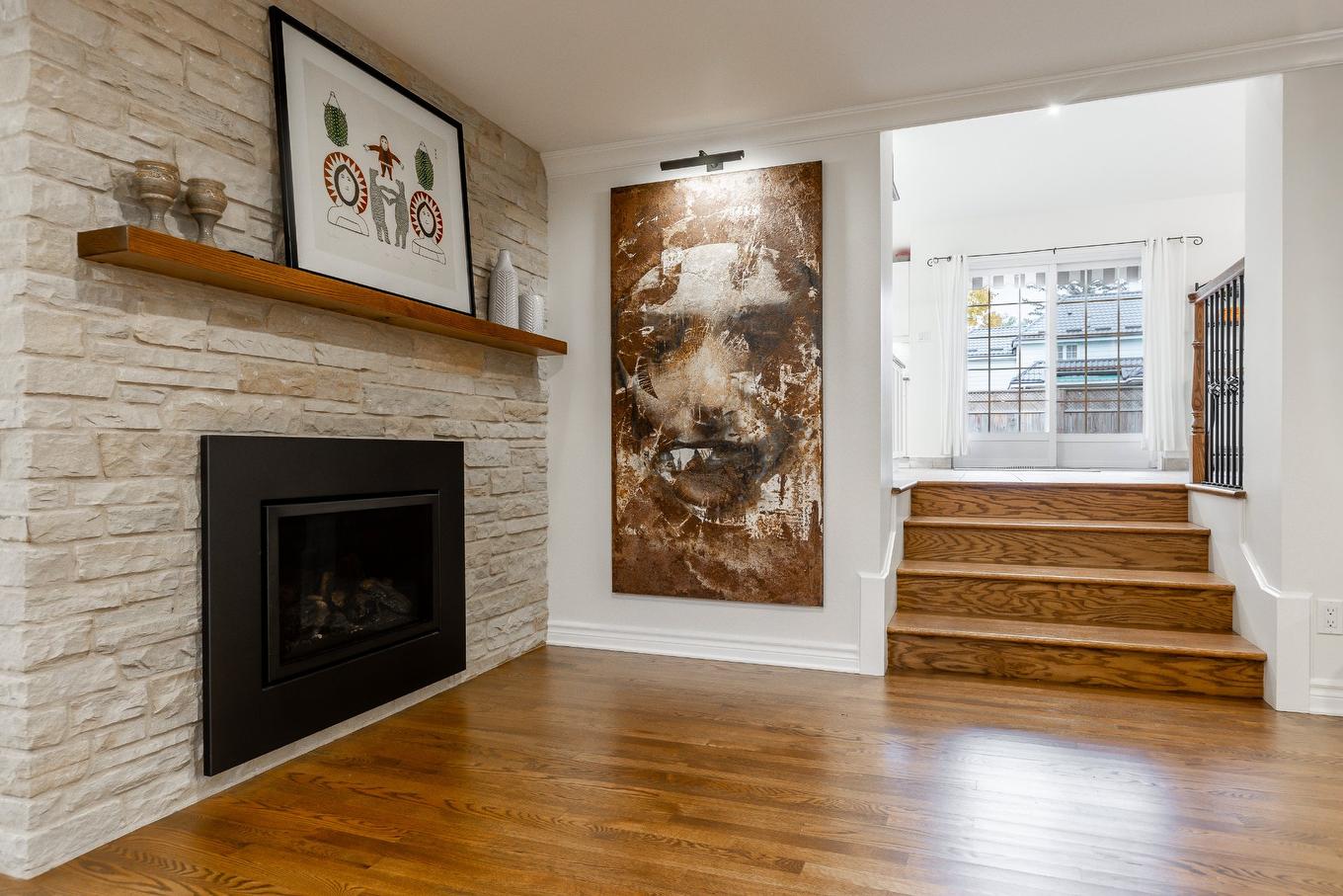 Salle familiale - 43 Av. Bayview, Pointe-Claire, QC - Indoor Photo Showing Living Room With Fireplace