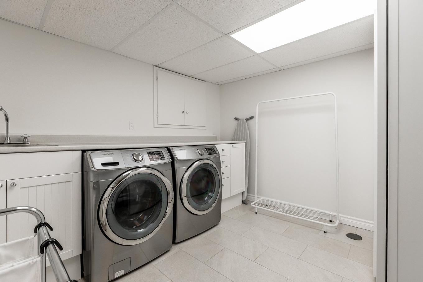 Salle de lavage - 43 Av. Bayview, Pointe-Claire, QC - Indoor Photo Showing Laundry Room