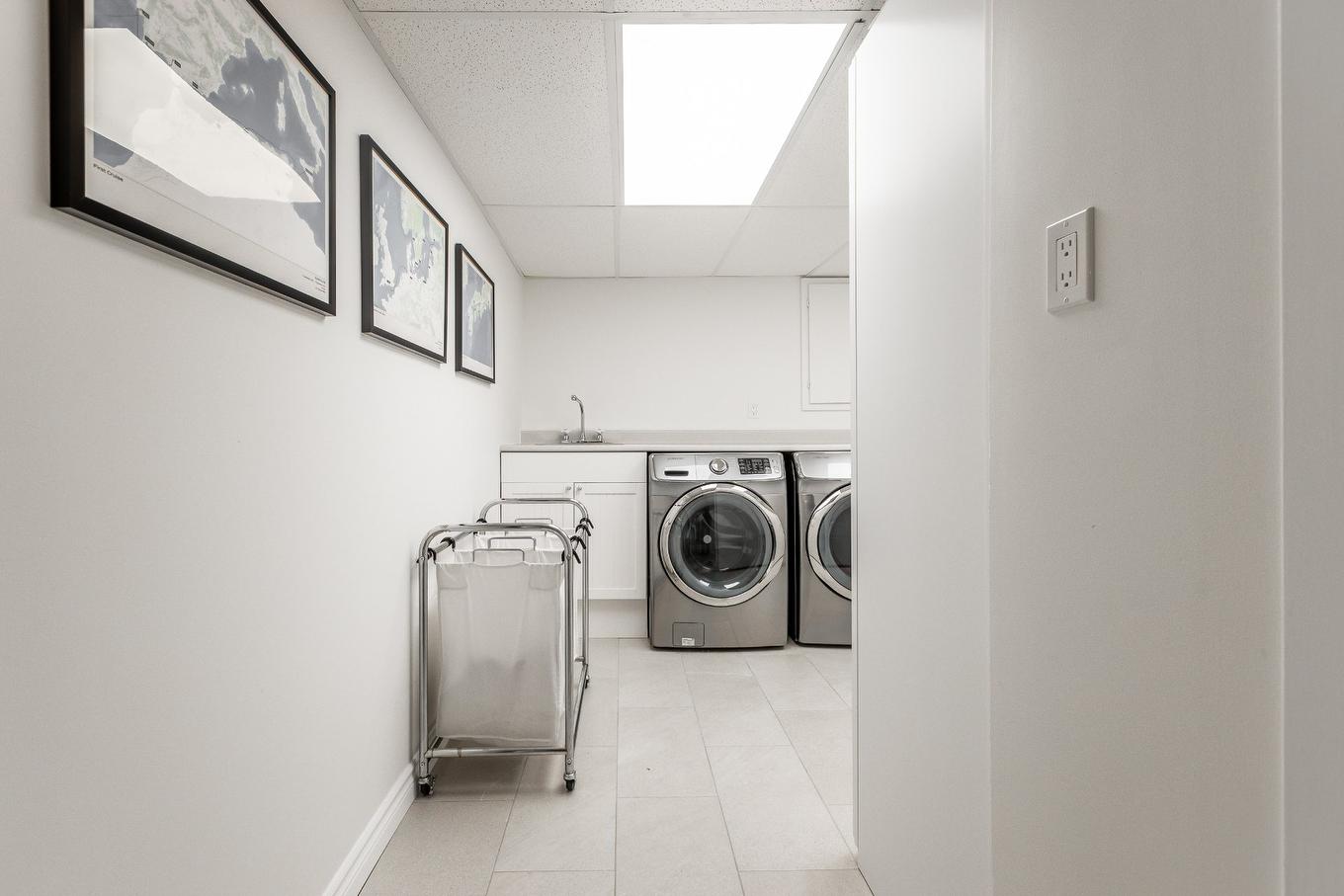 Salle de lavage - 43 Av. Bayview, Pointe-Claire, QC - Indoor Photo Showing Laundry Room