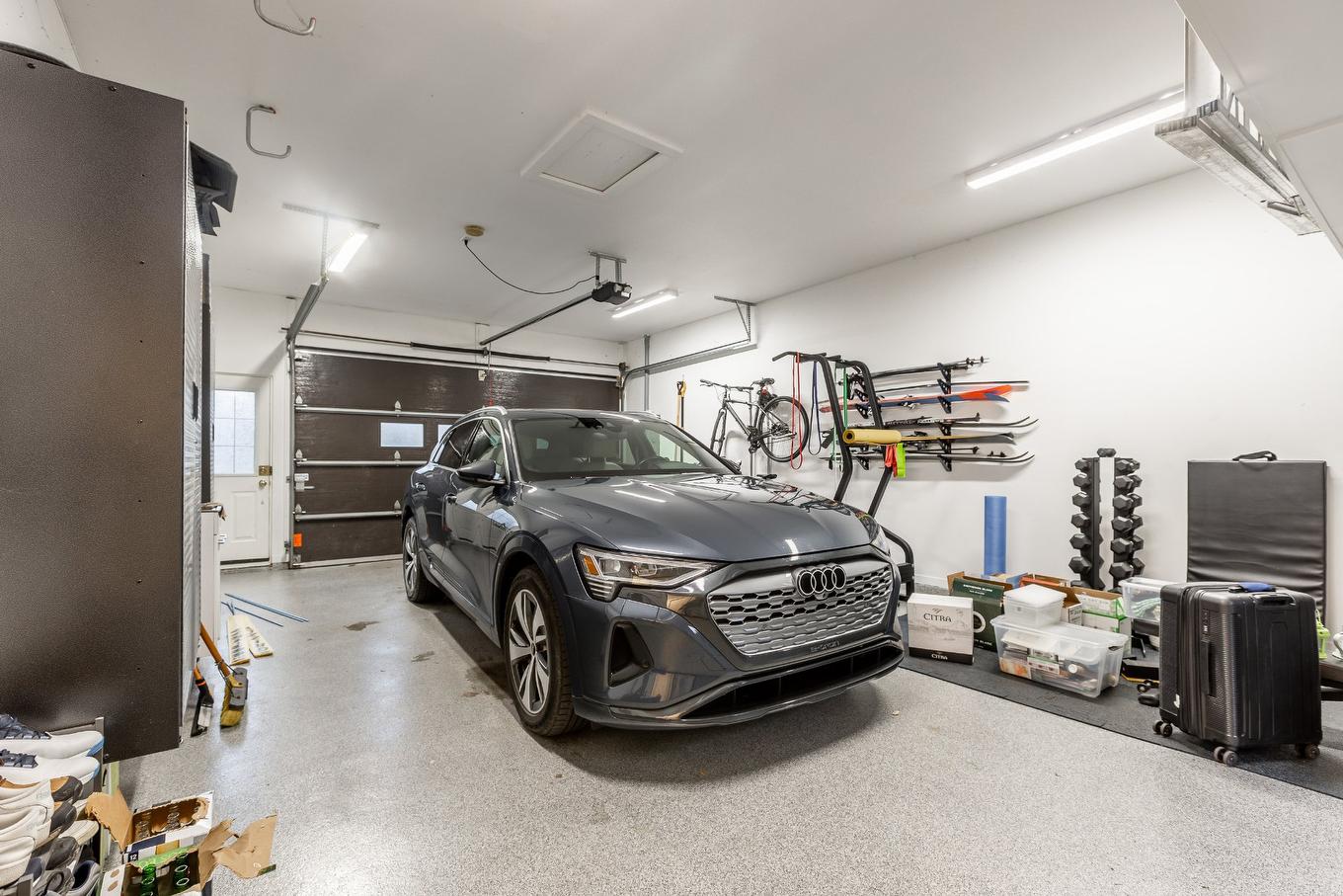 Garage - 43 Av. Bayview, Pointe-Claire, QC - Indoor Photo Showing Garage