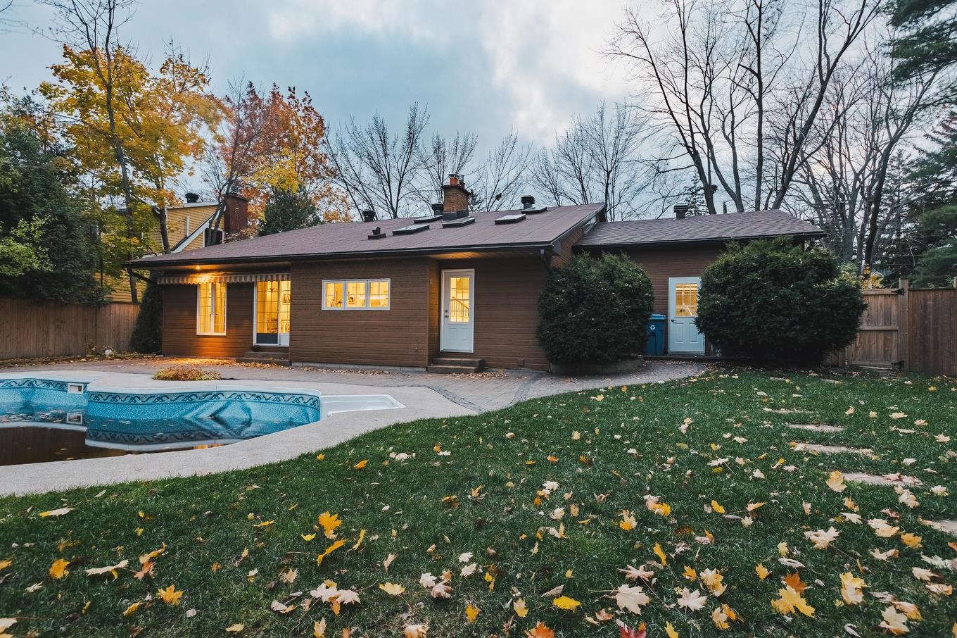 Cour - 43 Av. Bayview, Pointe-Claire, QC - Outdoor With In Ground Pool