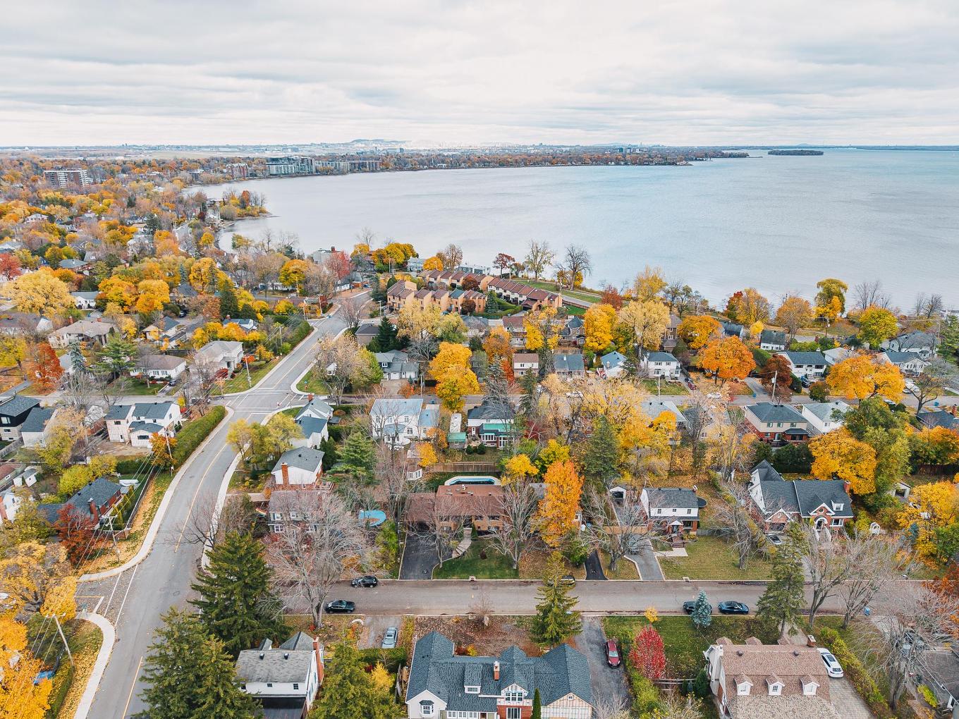 Vue d'ensemble - 43 Av. Bayview, Pointe-Claire, QC - Outdoor With Body Of Water With View