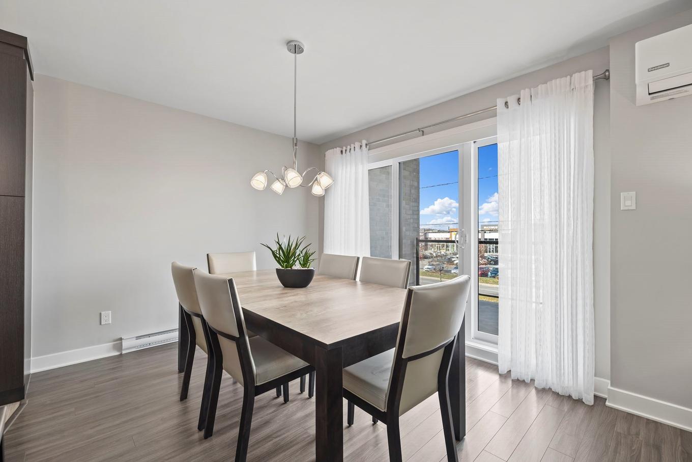 Salle à manger - 201-3113 Boul. De La Gare, Vaudreuil-Dorion, QC - Indoor Photo Showing Dining Room