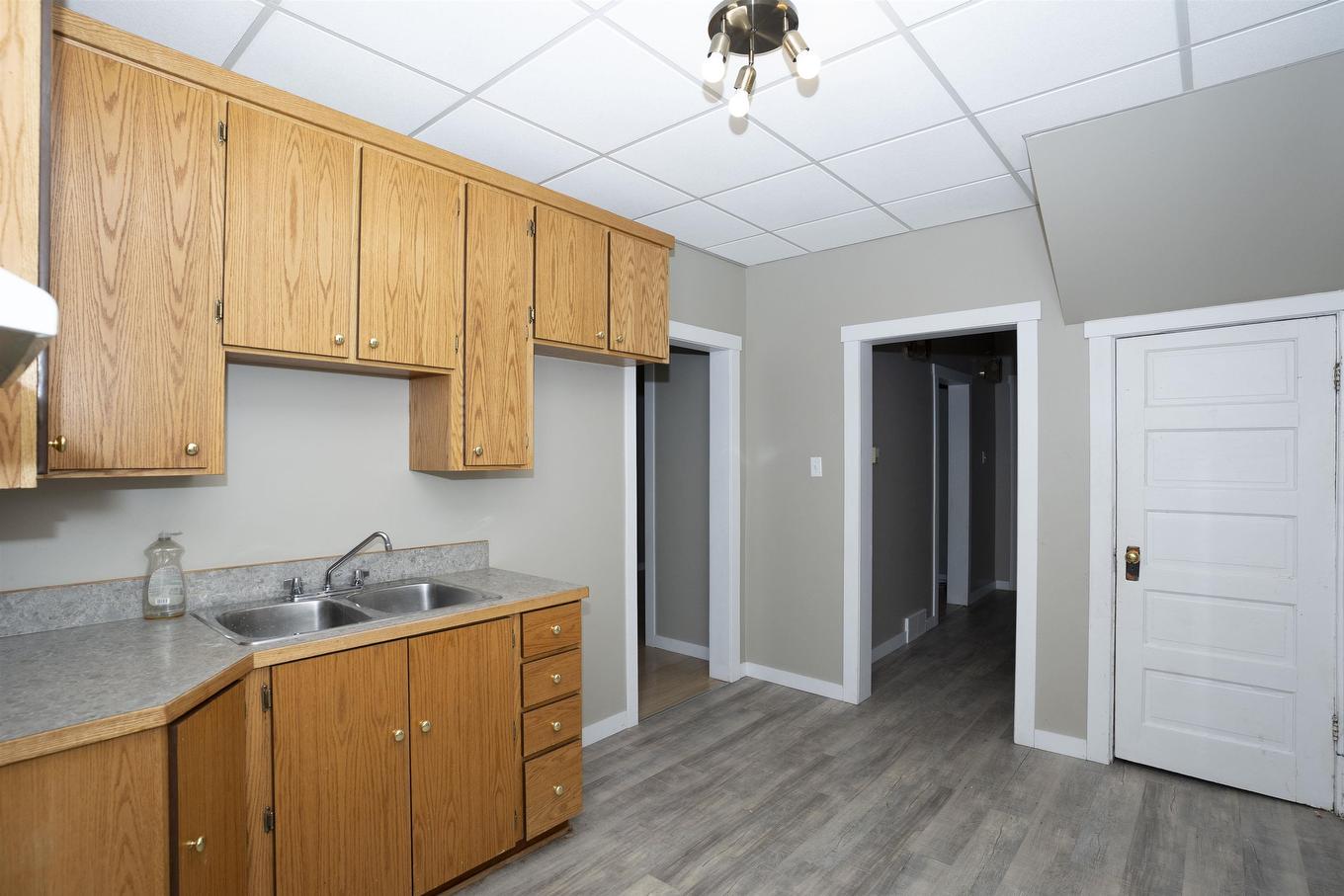 447 Vickers Street N, Thunder Bay, ON - Indoor Photo Showing Kitchen With Double Sink