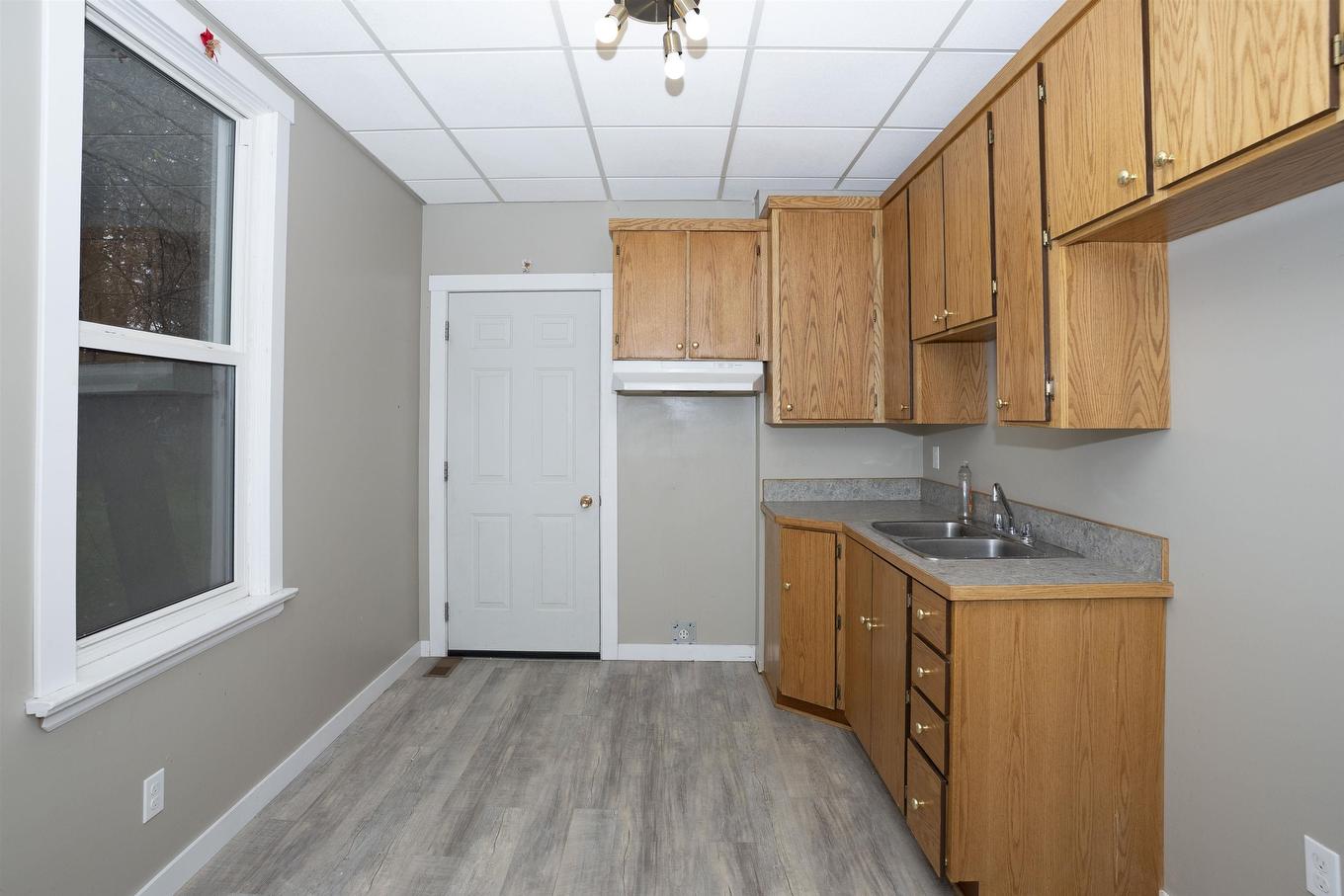 447 Vickers Street N, Thunder Bay, ON - Indoor Photo Showing Kitchen With Double Sink