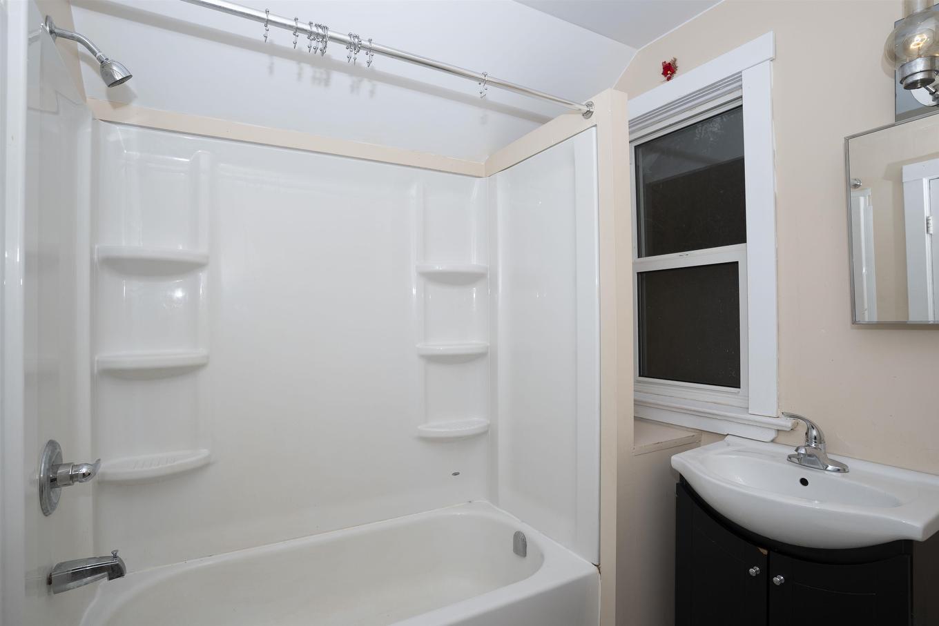 447 Vickers Street N, Thunder Bay, ON - Indoor Photo Showing Bathroom