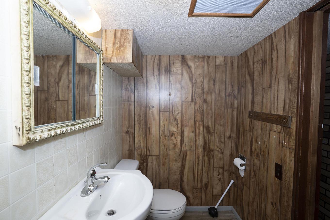 447 Vickers Street N, Thunder Bay, ON - Indoor Photo Showing Bathroom