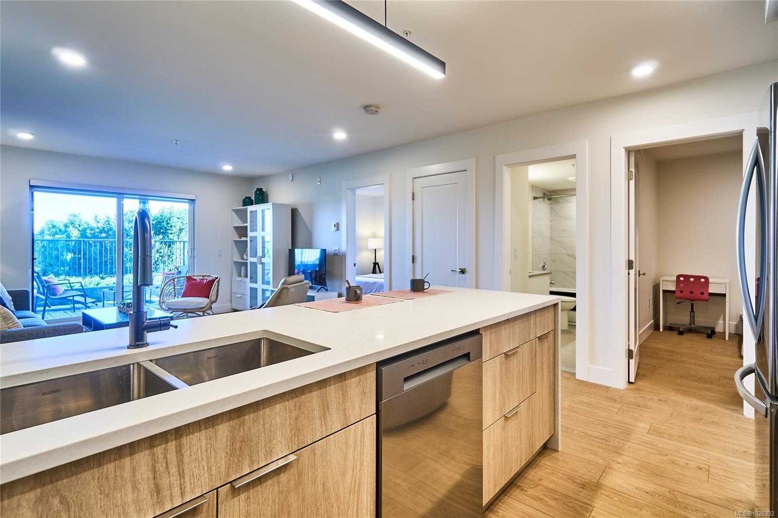 105-45 Haliburton St, Nanaimo, BC - Indoor Photo Showing Kitchen With Double Sink