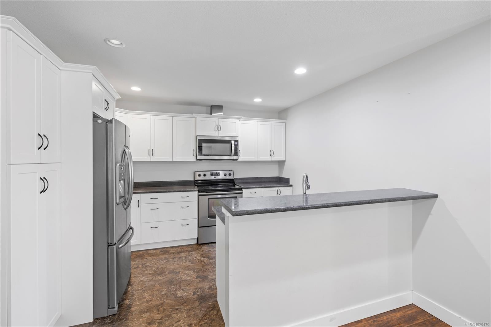 B-4730 Arrowsmith Rd, Port Alberni, BC - Indoor Photo Showing Kitchen