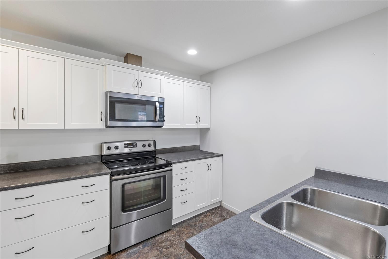 B-4730 Arrowsmith Rd, Port Alberni, BC - Indoor Photo Showing Kitchen With Double Sink