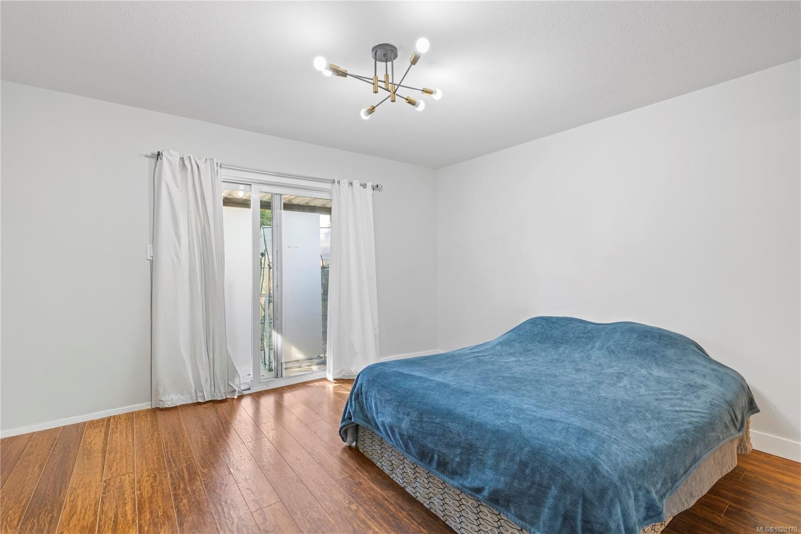 B-4730 Arrowsmith Rd, Port Alberni, BC - Indoor Photo Showing Bedroom