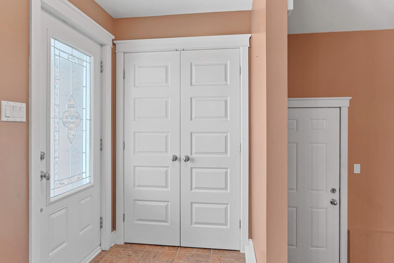 Hall d'entrée/Vestibule - 10 Rue Des Saules, Sainte-Martine, QC - Indoor Photo Showing Other Room