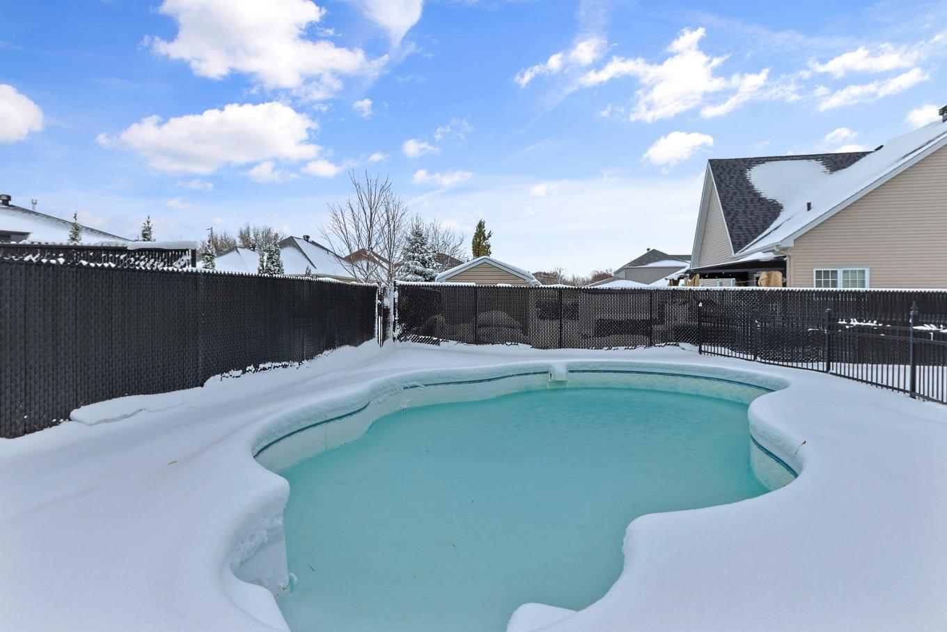 Piscine - 10 Rue Des Saules, Sainte-Martine, QC - Outdoor With In Ground Pool With Backyard