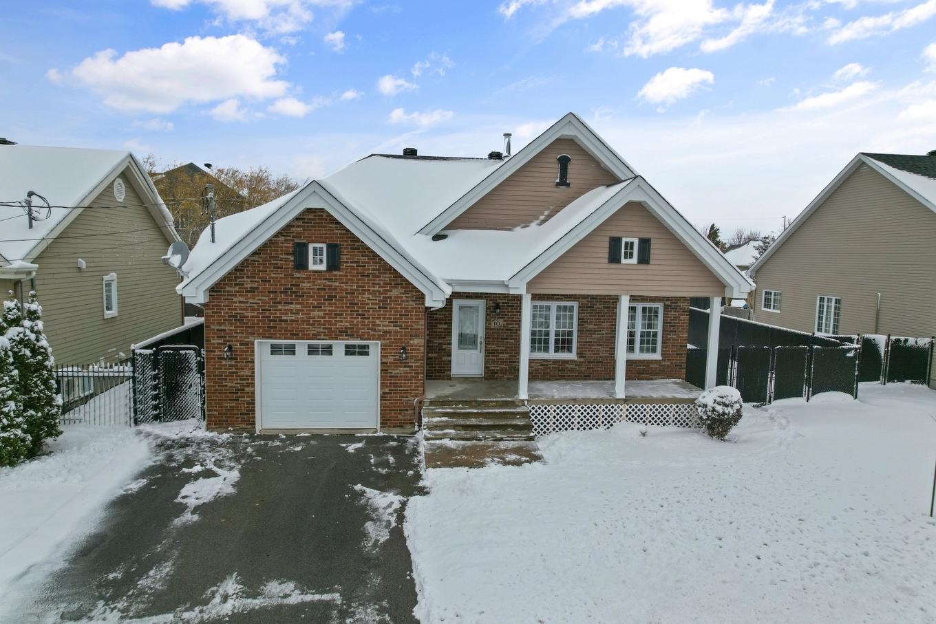 Façade - 10 Rue Des Saules, Sainte-Martine, QC - Outdoor With Facade