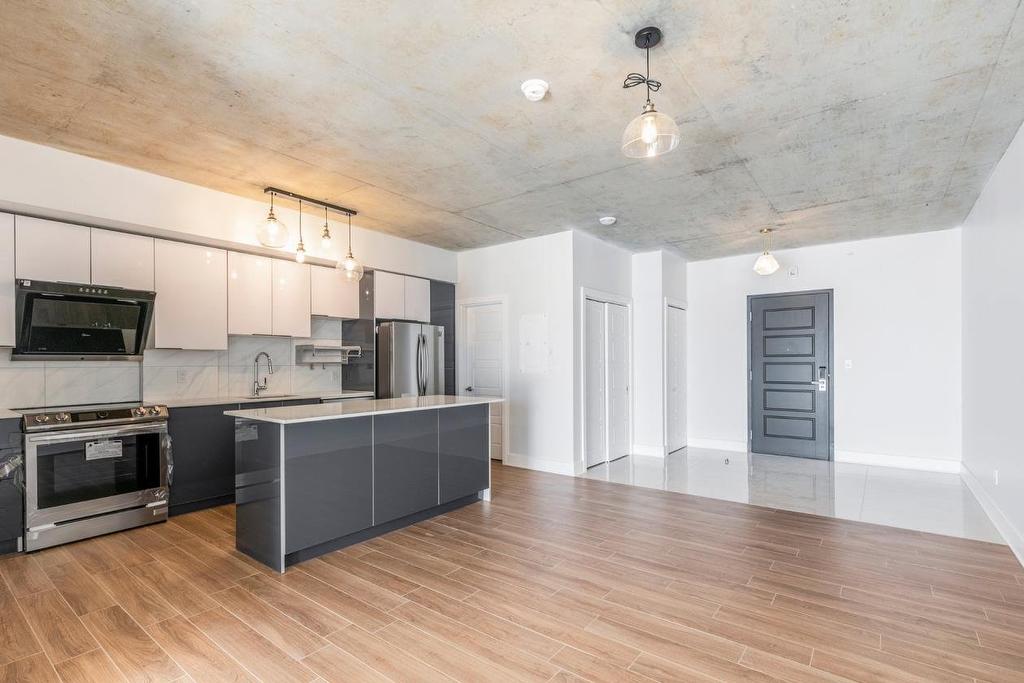 Living room - 307-850 Rue Ouimet, Montréal (Saint-Laurent), QC - Indoor Photo Showing Kitchen With Upgraded Kitchen