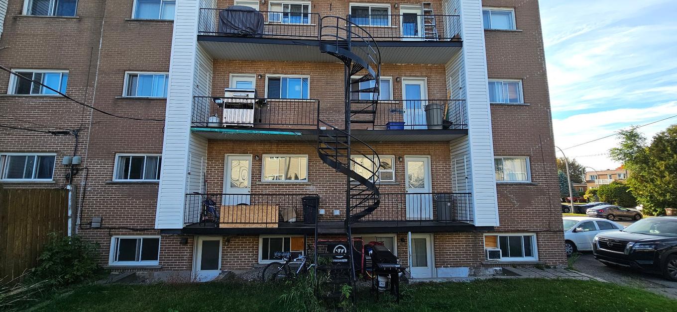 Face arrière - 2040 Rue Des Patriotes, Laval (Sainte-Rose), QC - Outdoor With Facade