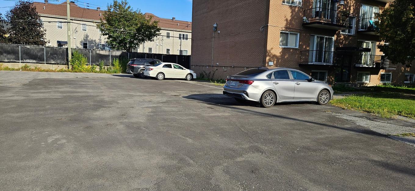 Stationnement - 2040 Rue Des Patriotes, Laval (Sainte-Rose), QC - Outdoor