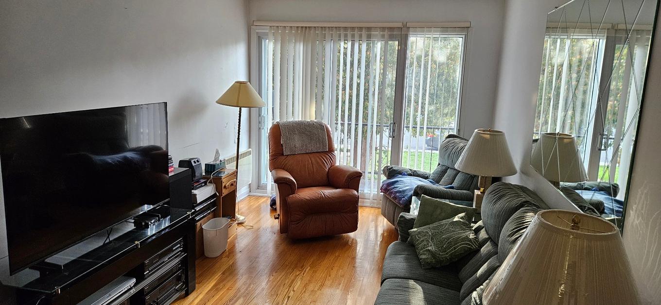 Salon - 2040 Rue Des Patriotes, Laval (Sainte-Rose), QC - Indoor