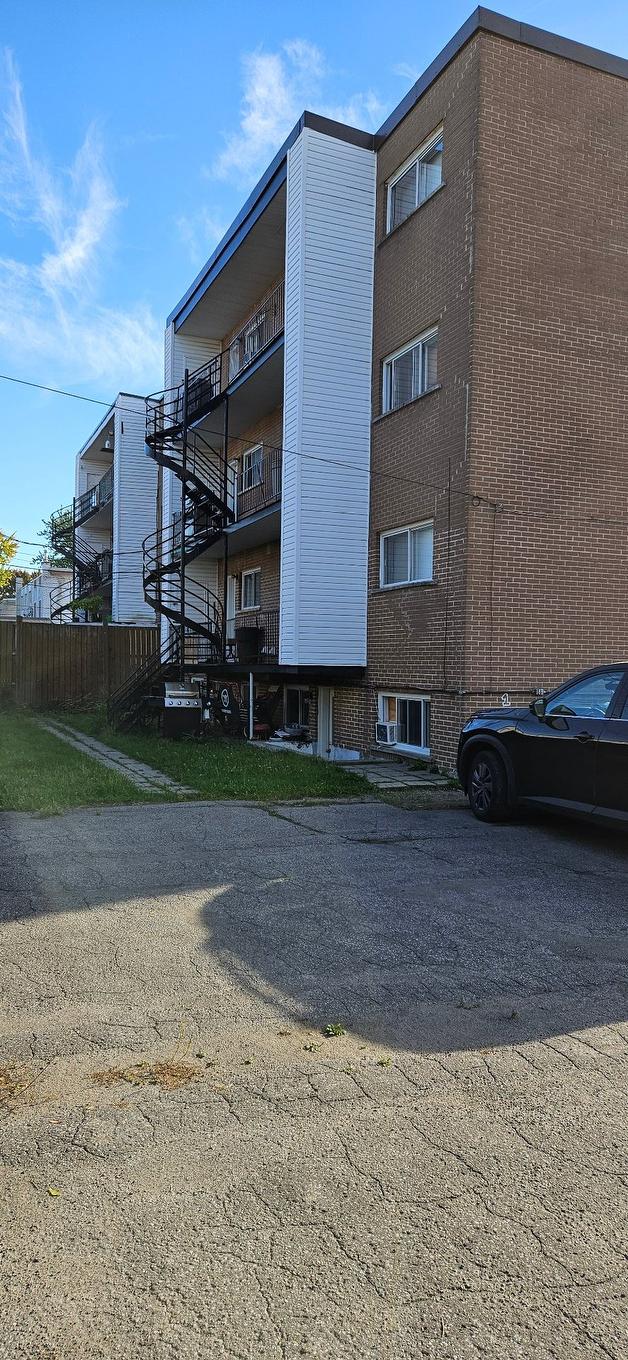 Face arrière - 2040 Rue Des Patriotes, Laval (Sainte-Rose), QC - Outdoor