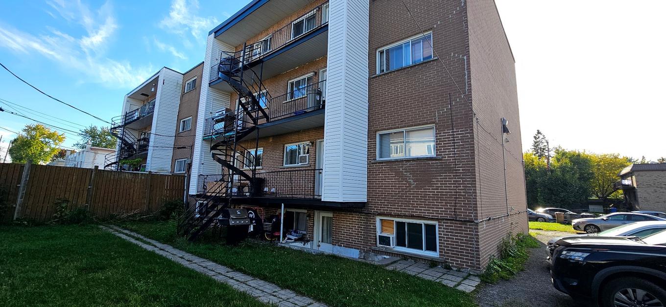 Face arrière - 2040 Rue Des Patriotes, Laval (Sainte-Rose), QC - Outdoor