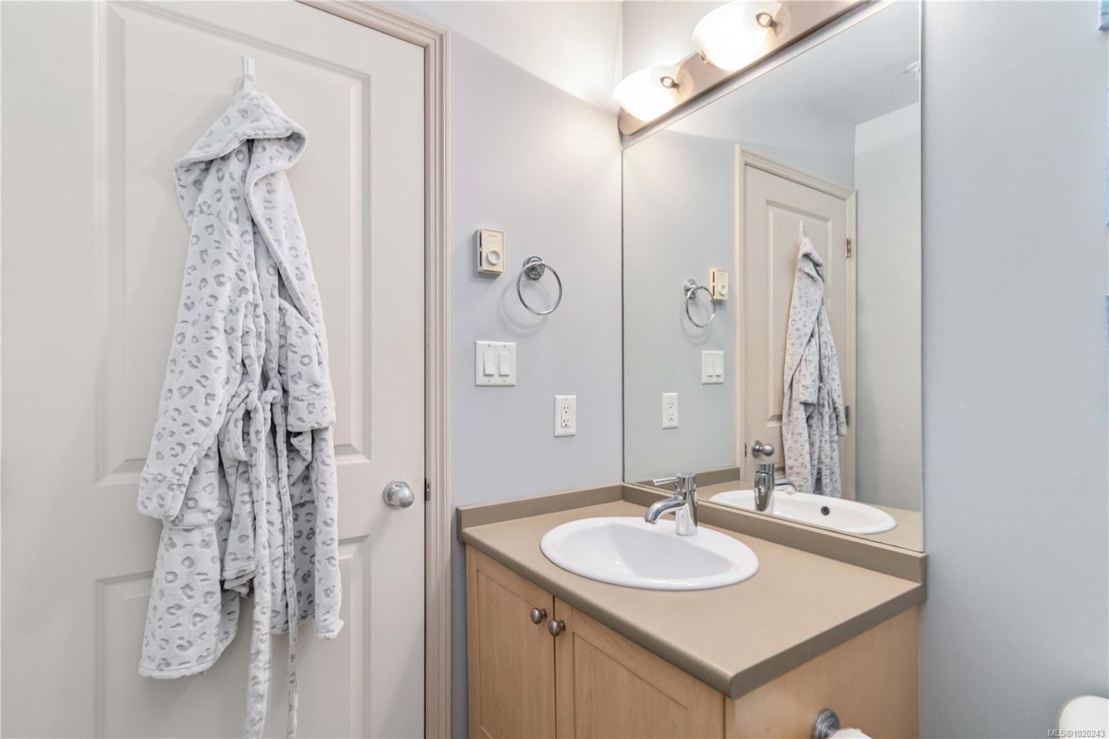 201-821 Goldstream Ave, Langford, BC - Indoor Photo Showing Bathroom