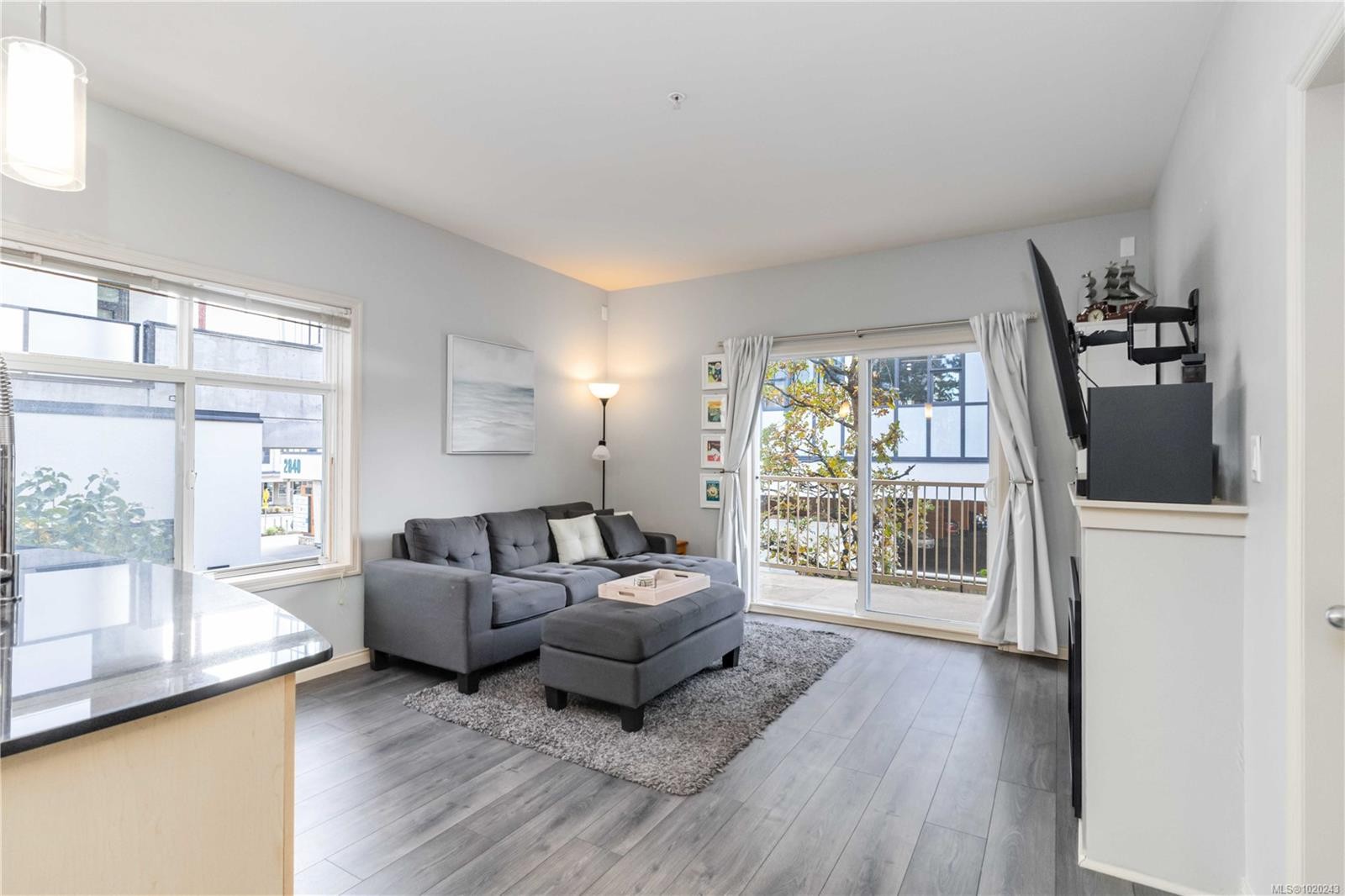 201-821 Goldstream Ave, Langford, BC - Indoor Photo Showing Living Room