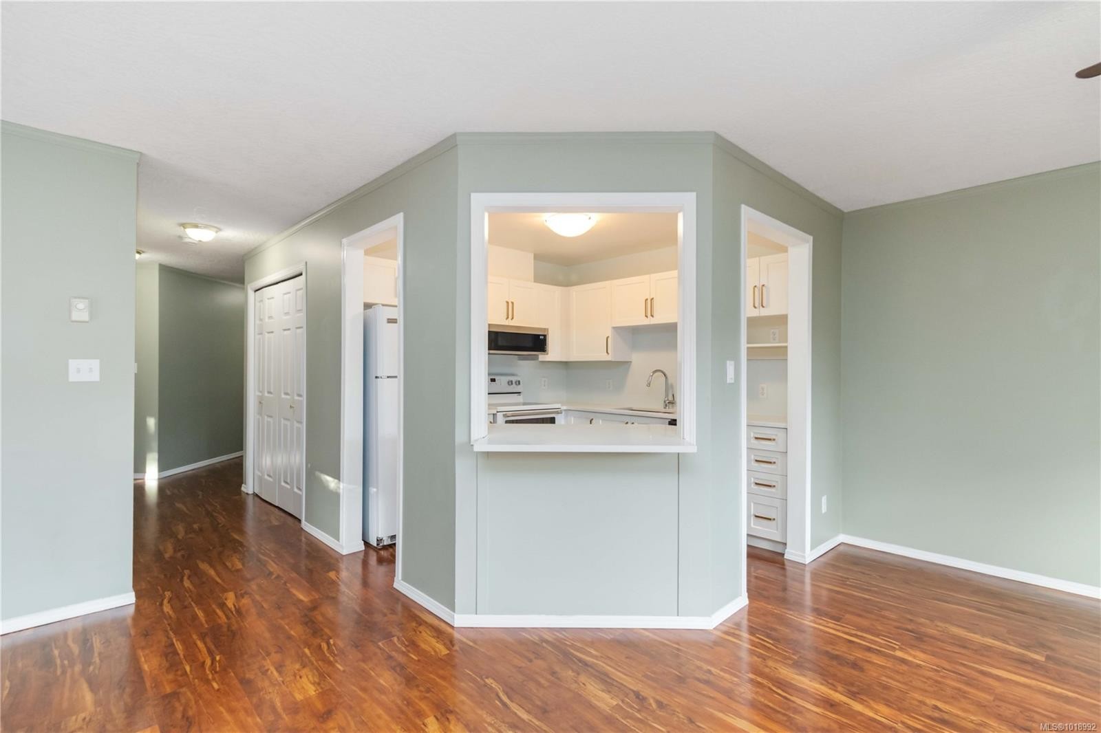 104-3263 Alder St, Victoria, BC - Indoor Photo Showing Kitchen