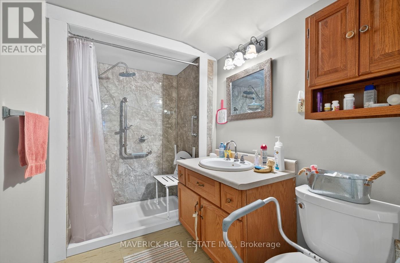 7982 Railroad Line, Brooke-Alvinston (Brooke Alvinston), ON - Indoor Photo Showing Bathroom