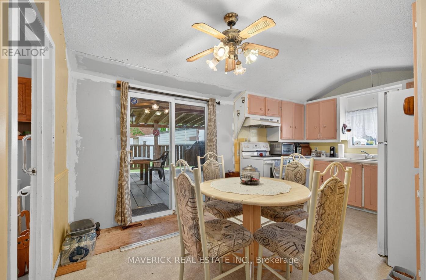 7982 Railroad Line, Brooke-Alvinston (Brooke Alvinston), ON - Indoor Photo Showing Dining Room