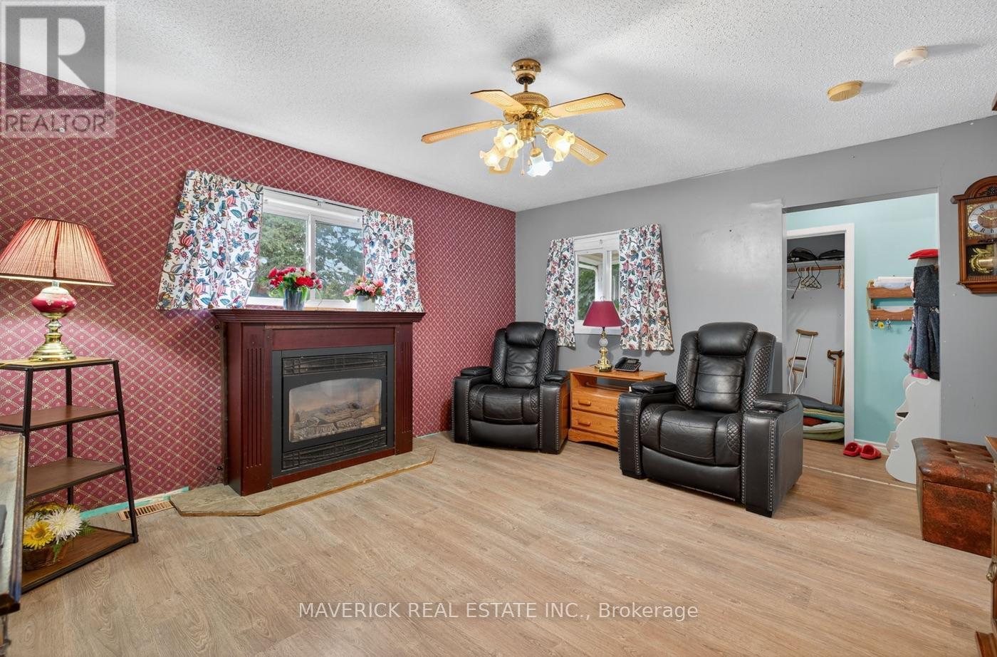 7982 Railroad Line, Brooke-Alvinston (Brooke Alvinston), ON - Indoor Photo Showing Living Room With Fireplace
