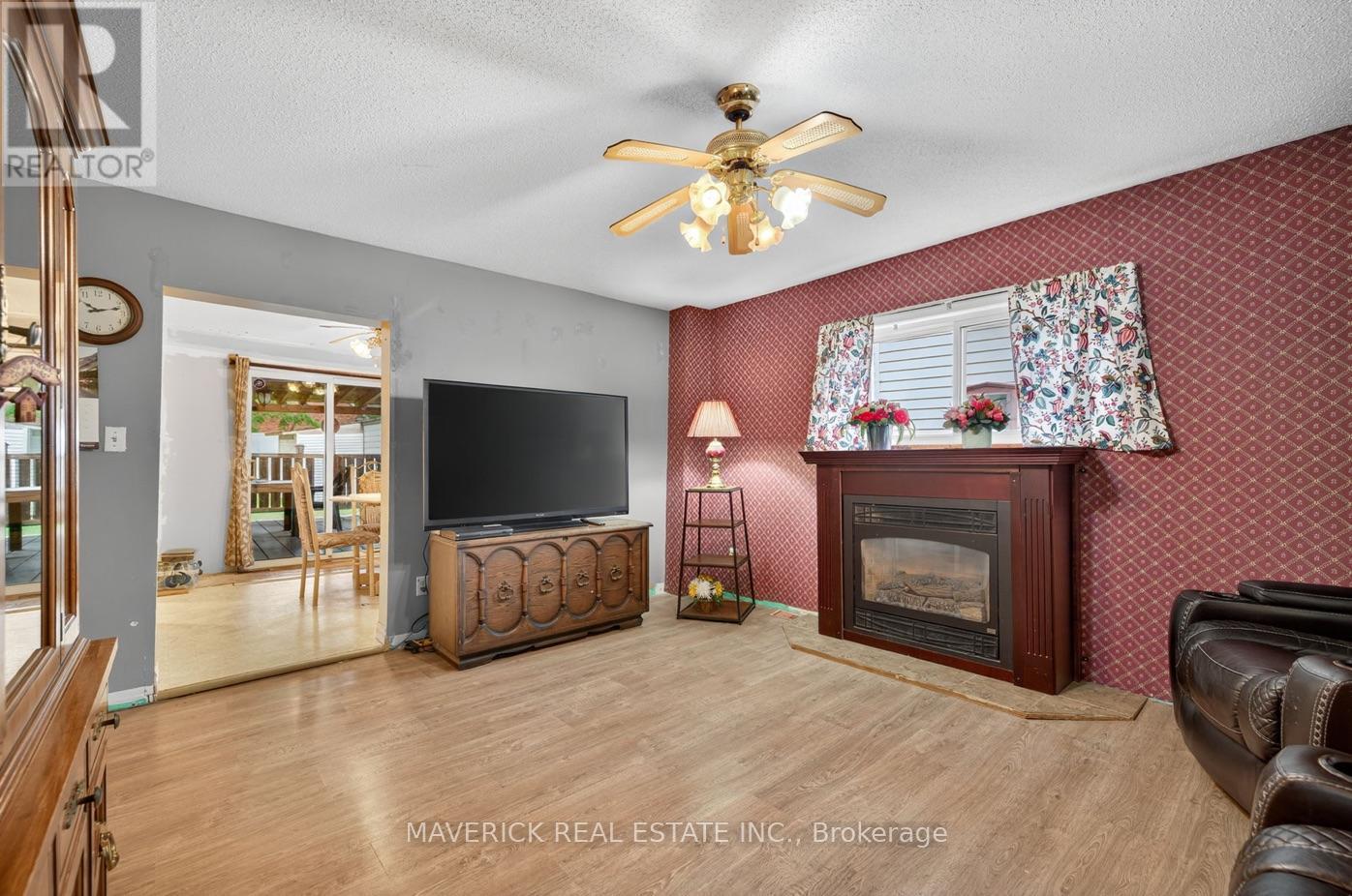 7982 Railroad Line, Brooke-Alvinston (Brooke Alvinston), ON - Indoor Photo Showing Other Room With Fireplace