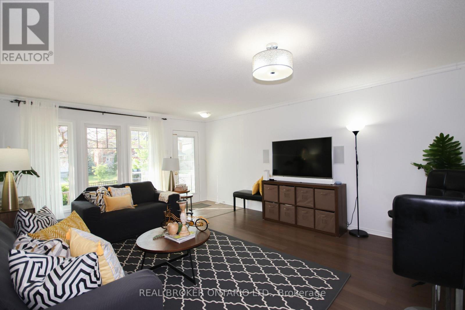 9 - 3200 Bentley Drive, Mississauga, ON - Indoor Photo Showing Living Room