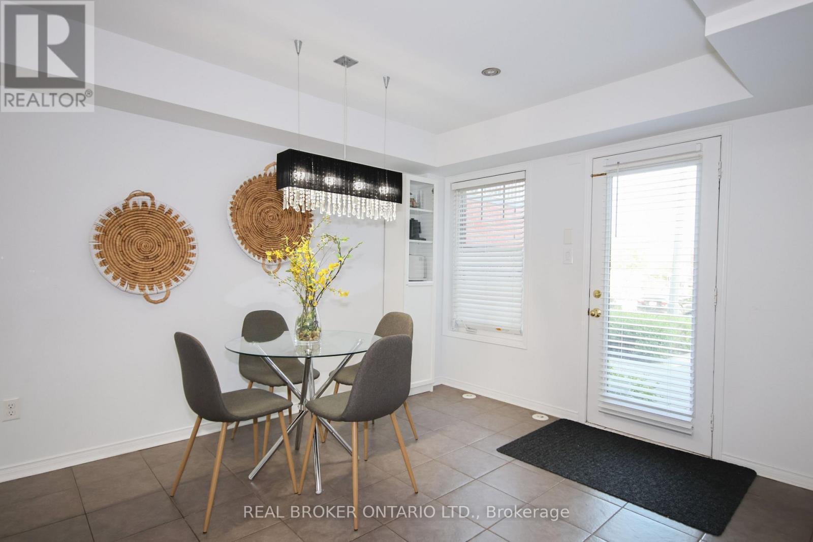 9 - 3200 Bentley Drive, Mississauga, ON - Indoor Photo Showing Dining Room