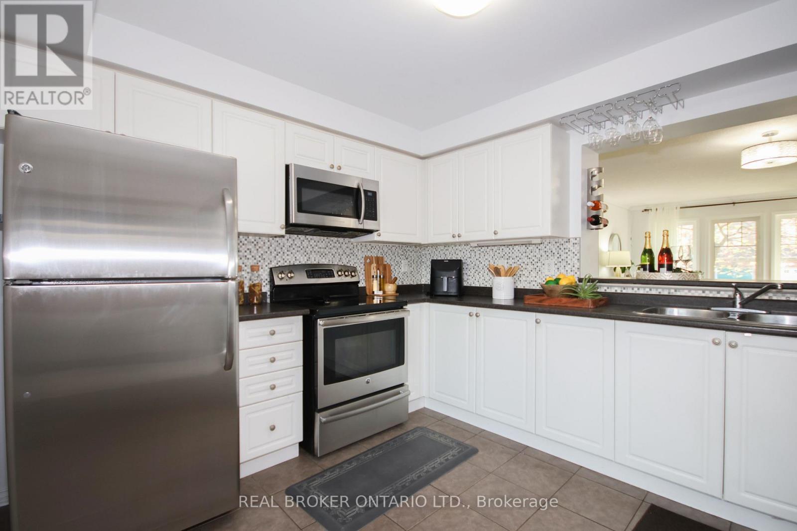 9 - 3200 Bentley Drive, Mississauga, ON - Indoor Photo Showing Kitchen With Double Sink