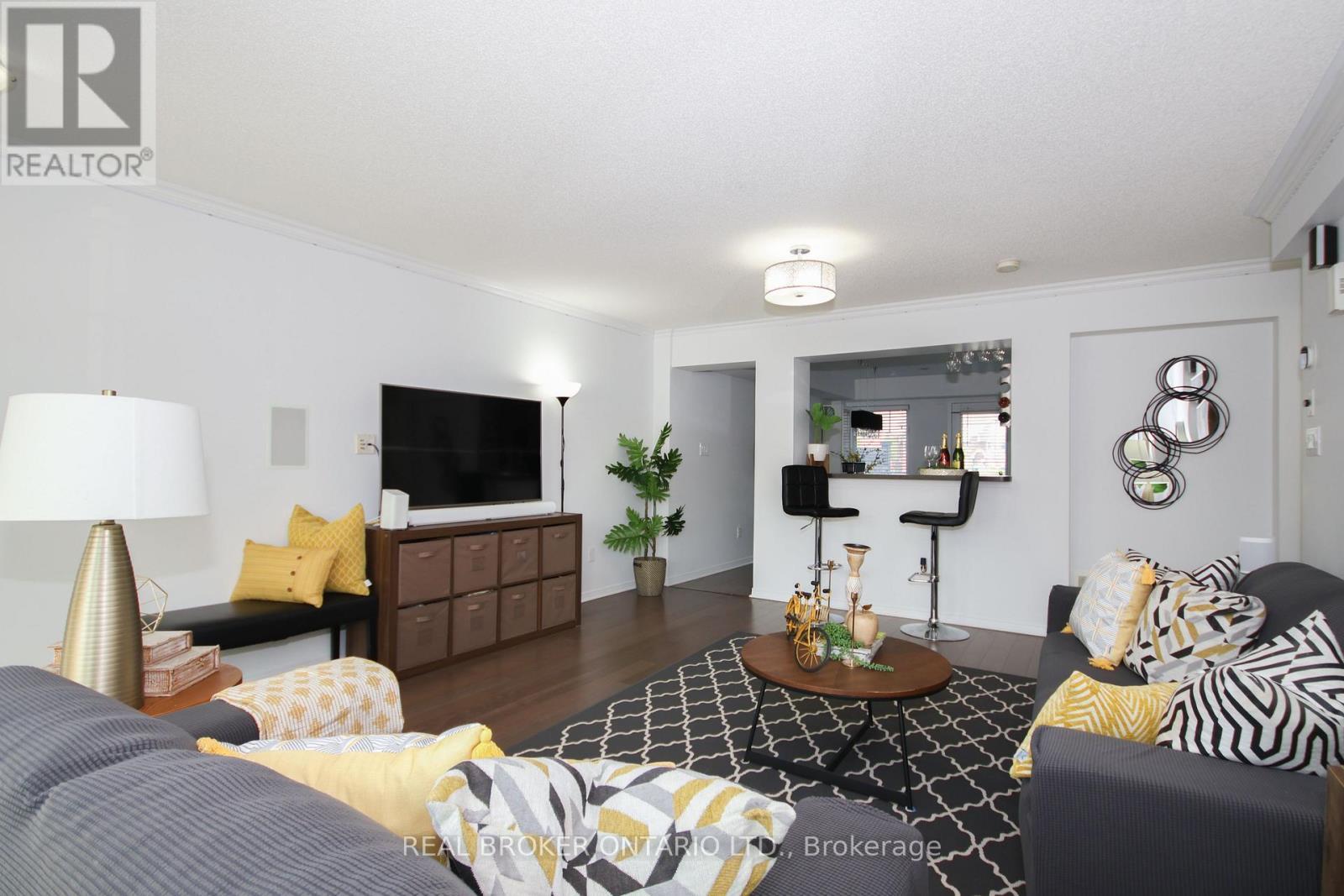 9 - 3200 Bentley Drive, Mississauga, ON - Indoor Photo Showing Living Room